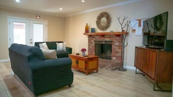 Smart TV, fireplace, Netflix, streaming services