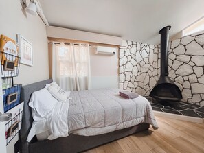 5 bedrooms, iron/ironing board, free WiFi, bed sheets - Live large vacation home-5 bedrooms/3 bath. 1 mile to Disney Parking Tram (Anaheim)