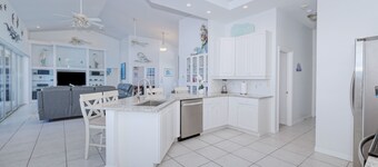 Villa Dolphin - 4 bedrooms w/ heated pool and spa. Rose garden area. Gulf access