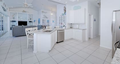 Villa Dolphin - 4 bedrooms w/ heated pool and spa. Rose garden area. Gulf access