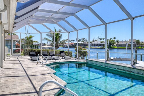 Villa Dolphin - 4 bedrooms w/ heated pool and spa. Rose garden area. Gulf access