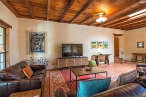 Televisio, takka, työhuone