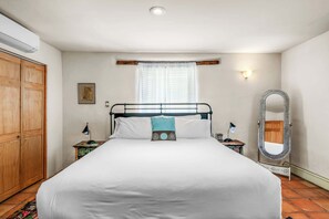 3 habitaciones, tabla de planchar con plancha, wifi y ropa de cama 