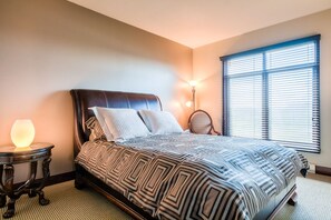 2 bedrooms, premium bedding, desk, iron/ironing board - Altitude - Tremblant Luxurious Ski-in Ski-out Condo - Breathtaking Views (Mont-Tremblant)