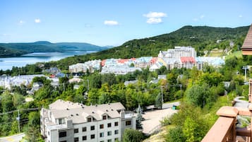 A town with a lake, surrounded by hills and greenery.