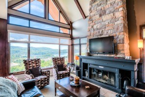 Smart TV, fireplace, DVD player, books - Altitude - Tremblant Luxurious Ski-in Ski-out Condo - Breathtaking Views (Mont-Tremblant)
