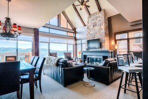 Smart TV, fireplace, DVD player, books - Altitude - Tremblant Luxurious Ski-in Ski-out Condo - Breathtaking Views (Mont-Tremblant)