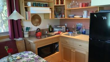 Réfrigérateur, micro-ondes, cafetiÚre/bouilloire, grille-pain