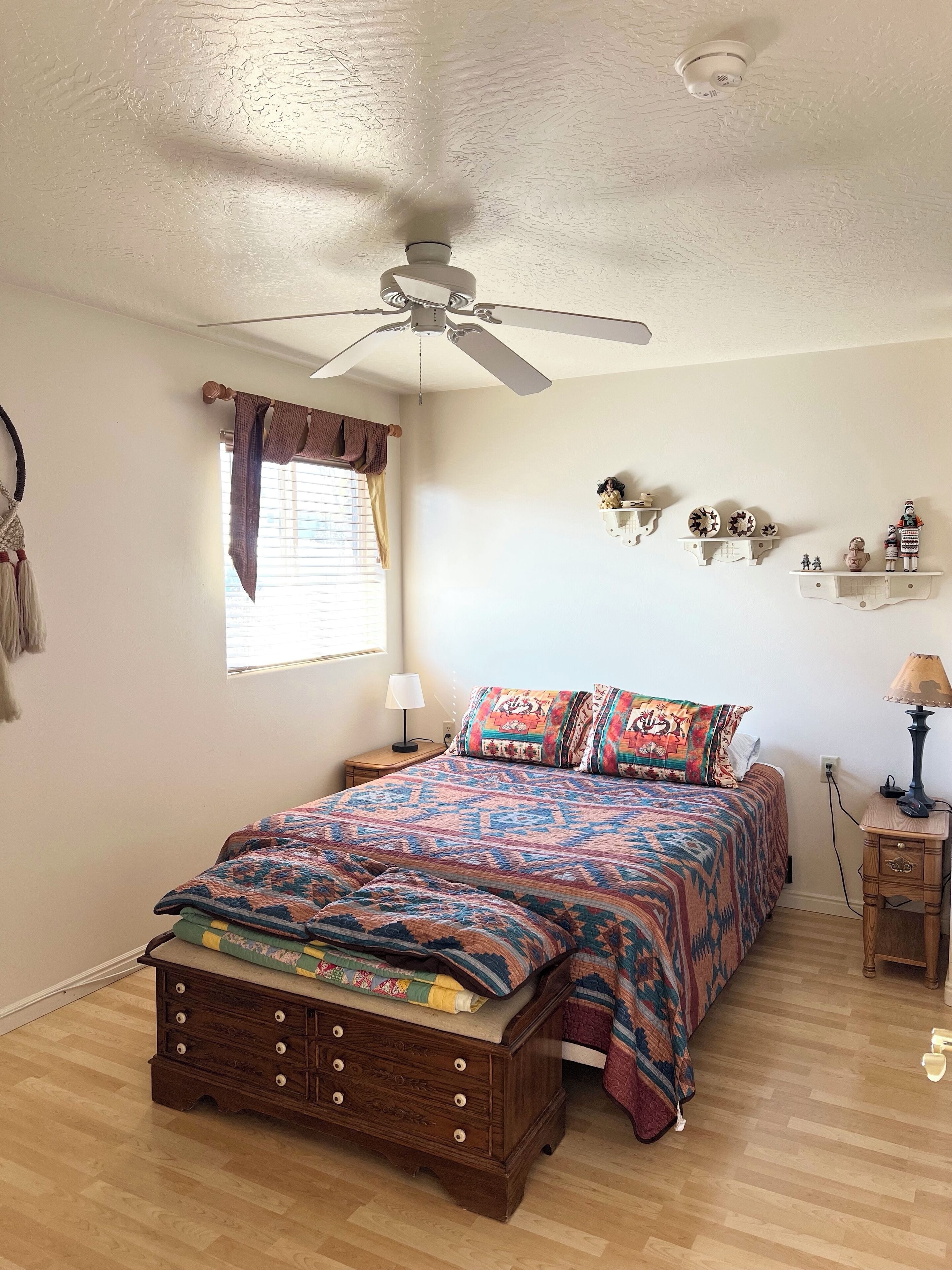 1 habitación, escritorio, tabla de planchar con plancha y cuna de viaje 