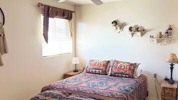1 habitación, escritorio, tabla de planchar con plancha y cuna de viaje