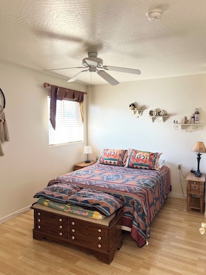 1 bedroom, desk, iron/ironing board, travel crib - Cozy, Comfortable, Quiet, Private Apartment (Blanding)
