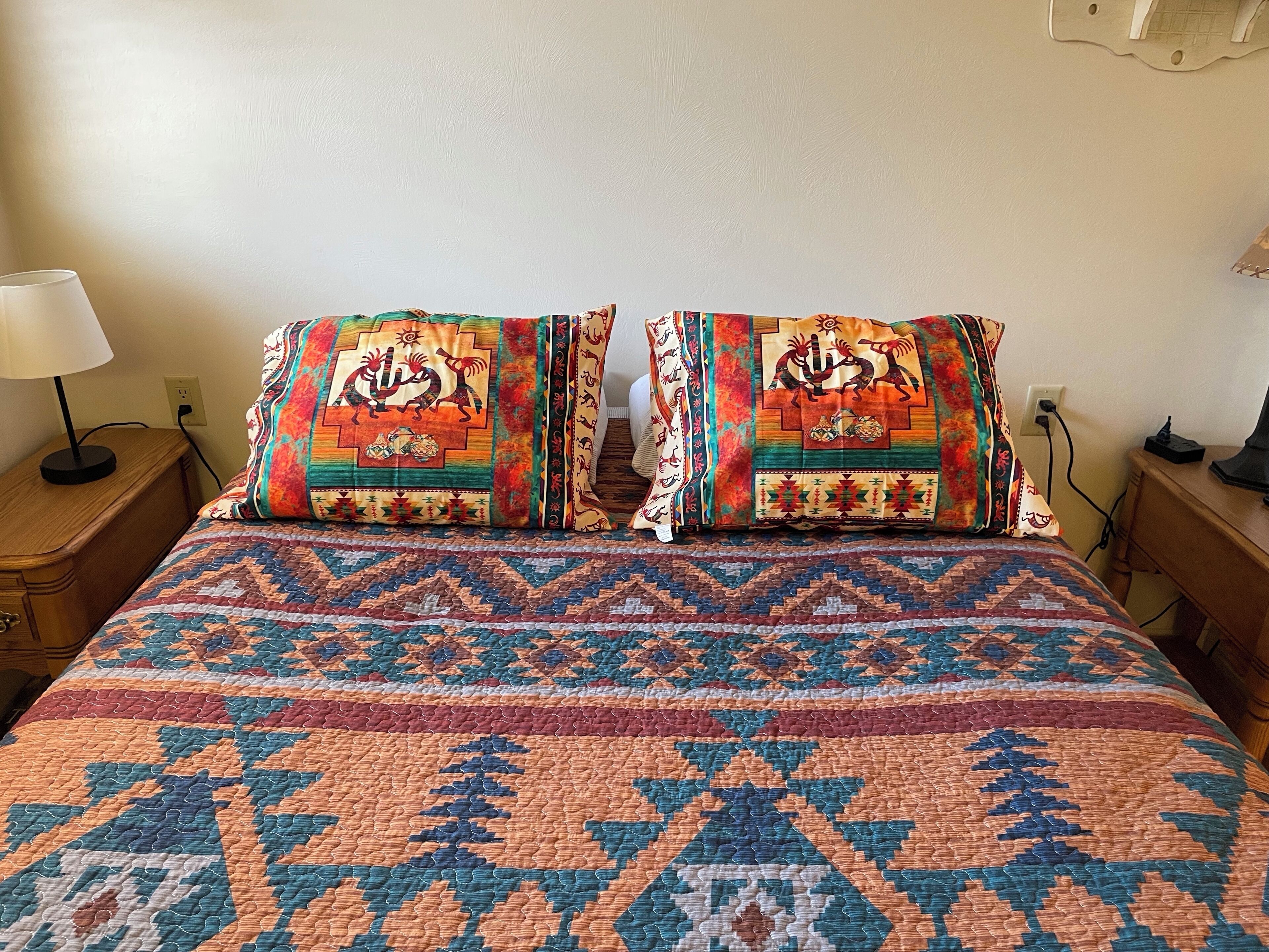 1 soverom, skrivebord, strykejern/-brett og reiseseng for barn