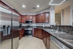Frigorífico, microondas, horno y placa de cocina