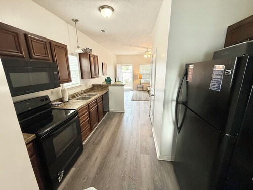 MRV73,  3-Bedroom Cottage, 2 blocks To The Beach! Free WIFI, Free Parking