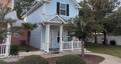 MRV73, 3-Bedroom Cottage, 2 blocks To The Beach! Free WIFI, Free Parking
