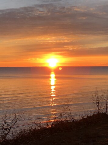 Good Morning Sunshine!!!!  2 min walk to waterfront view, beach access & benches