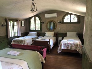 5 bedrooms, iron/ironing board, free WiFi, bed sheets