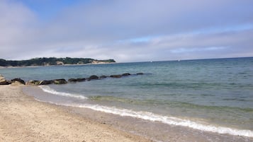 Beach nearby, sun-loungers, beach towels