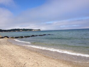 Vlak bij het strand, ligstoelen, strandlakens