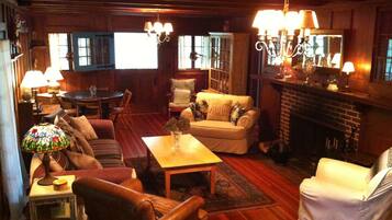 Smart TV, fireplace, DVD player, books