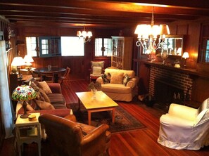 Smart-tv, een open haard, een dvd-speler en boeken