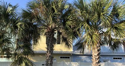MRV28, 2-Bedroom Cottage, 2 Blocks To Beach! Pool Front, Free WIFI