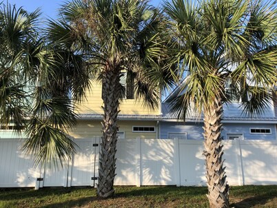 MRV28,  2-Bedroom Cottage, 2 Blocks To Beach! Pool Front, Free WIFI