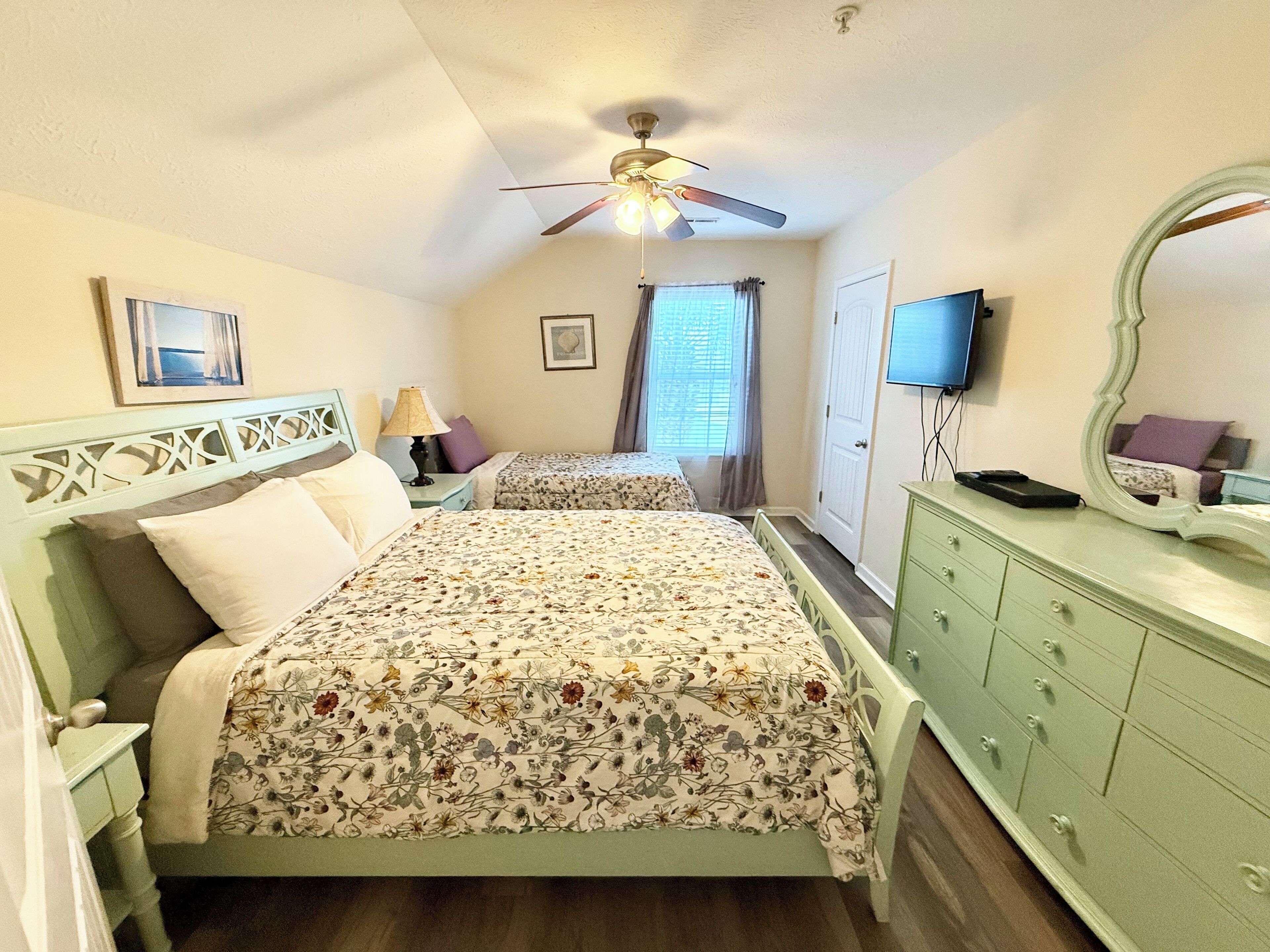 Mrv28,  2-bedroom Cottage, 2 Blocks To Beach! Pool Front, Free Wifi - Myrtle Beach, SC