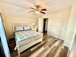 2 habitaciones, tabla de planchar con plancha, wifi y ropa de cama