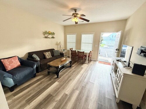 MRV28, Cottage 2 chambres à Myrtle Beach, 1 pâté de maisons de la plage!