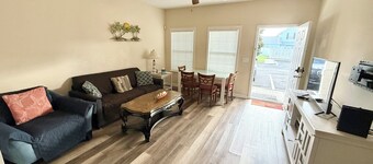 MRV28,  2-Bedroom Cottage, 2 Blocks To Beach! Pool Front, Free WIFI