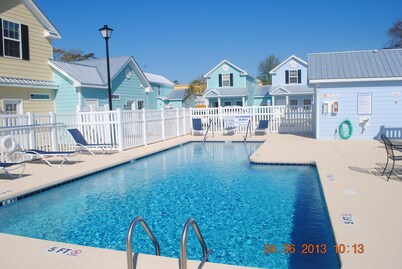 MRV28,  2-Bedroom Cottage, 2 Blocks To Beach! Pool Front, Free WIFI