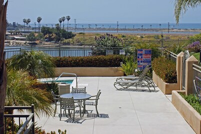 OCEAN VU REMODEL 75" HDTV+ 2 in bedrooms. 2 PATIOS STEPS TO LAGOON/BEACH JULY+
