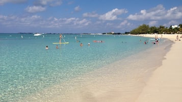 En la playa, camastros y toallas de playa