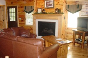 Smart-tv, eldstad, böcker och en stereo