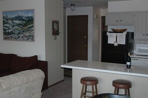 Smart-TV, Tischfußball, Tischtennisplatte, Bücher