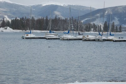 Beautiful Mountain Condo - Great Views, Central to All Resorts