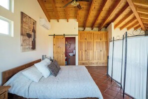 1 habitación, tabla de planchar con plancha, wifi gratis y ropa de cama