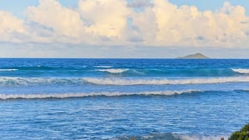 Aan het strand, ligstoelen aan het strand, strandlakens
