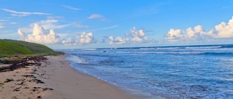 På stranden, liggestole, badehåndklæder