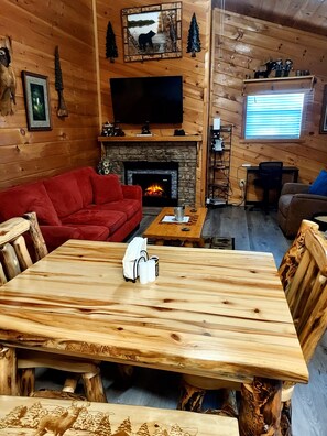 Smart TV, fireplace, video games - Private Hideaway near Pigeon Forge; Convenient to Attractions; Five-Star Reviews (Sevierville)