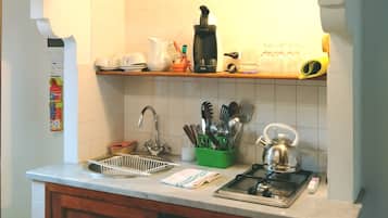 Frigorifero, microonde, piano cottura, macchina per tè/caffè