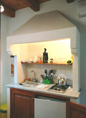 KĂŒhlschrank, Mikrowelle, Herdplatte, Wasserkocher mit Kaffee-/Teezubehör