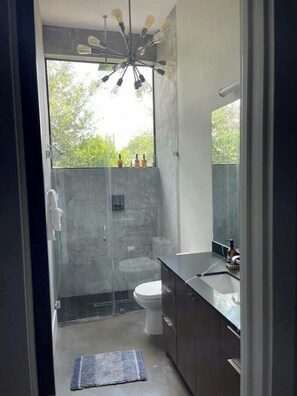 Badekar, regndusjhode, hårføner og håndklær