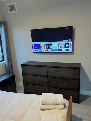 5 bedrooms, desk, iron/ironing board, travel cot