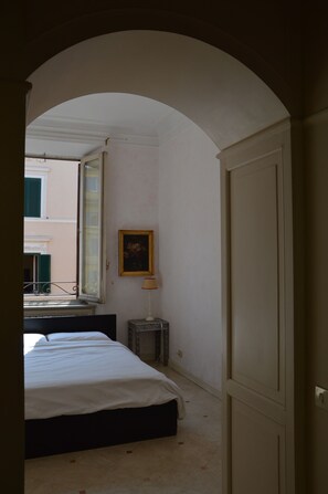 4 Schlafzimmer, Betten mit Memory-Foam-Matratzen, Bügeleisen/Bügelbrett