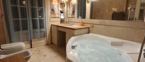 Ensemble douche/baignoire, baignoire à jets, sèche-cheveux, bidet