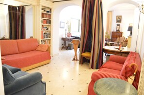 Flachbildfernseher, Videothek, Stereoanlage