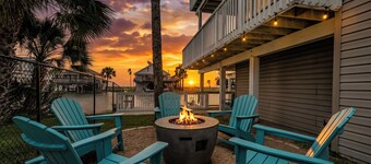 Waterfront luxury! Free bikes & kayaks! Great fishing! Bike to the beach!