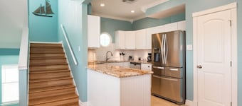 Waterfront luxury! Free bikes & kayaks! Great fishing! Bike to the beach!